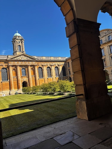 Stylish 2-Bed Apt 
| 10 Mins to Oxford Universities/city | Free private parking