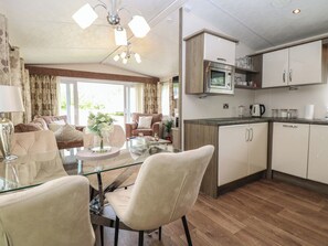 Dishwasher, cookware/dishes/utensils - The Norfolk Nook 18 Castle Walk (Great Yarmouth)