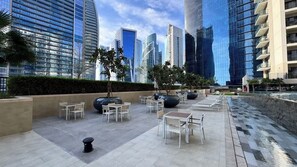 Outdoor dining - Skyline View High-Floor Apartment mit Pool (Dubai)