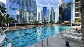 Pool - Skyline View High-Floor Apartment mit Pool (Dubai)