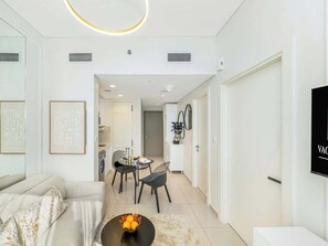 Interior - Skyline View High-Floor Apartment mit Pool (Dubai)