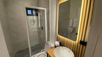 Deluxe Twin Room | Bathroom