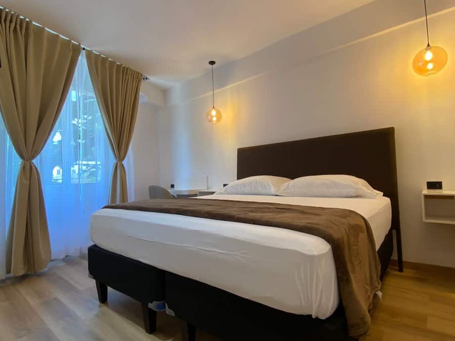 Roupas de cama premium, Wi-Fi de cortesia, roupa de cama