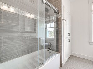 Shower, towels, shampoo - Private Pickleball Resort | Waterfront | Golf Cart | Carlton Landing Luxury (Carlton Landing)