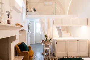 Ein modernes Interieur mit Schlafgalerie, Essbereich und Küche.