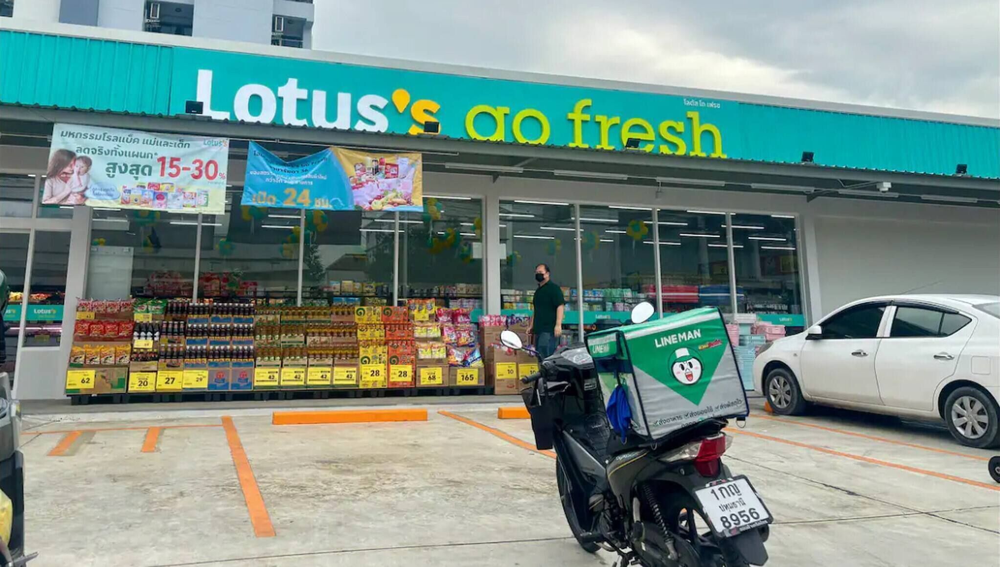 Ein Lotus-Laden mit frischen Artikeln, vor dem ein Motorrad steht.