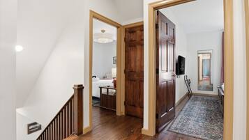 6 bedrooms, desk, free WiFi, bed sheets