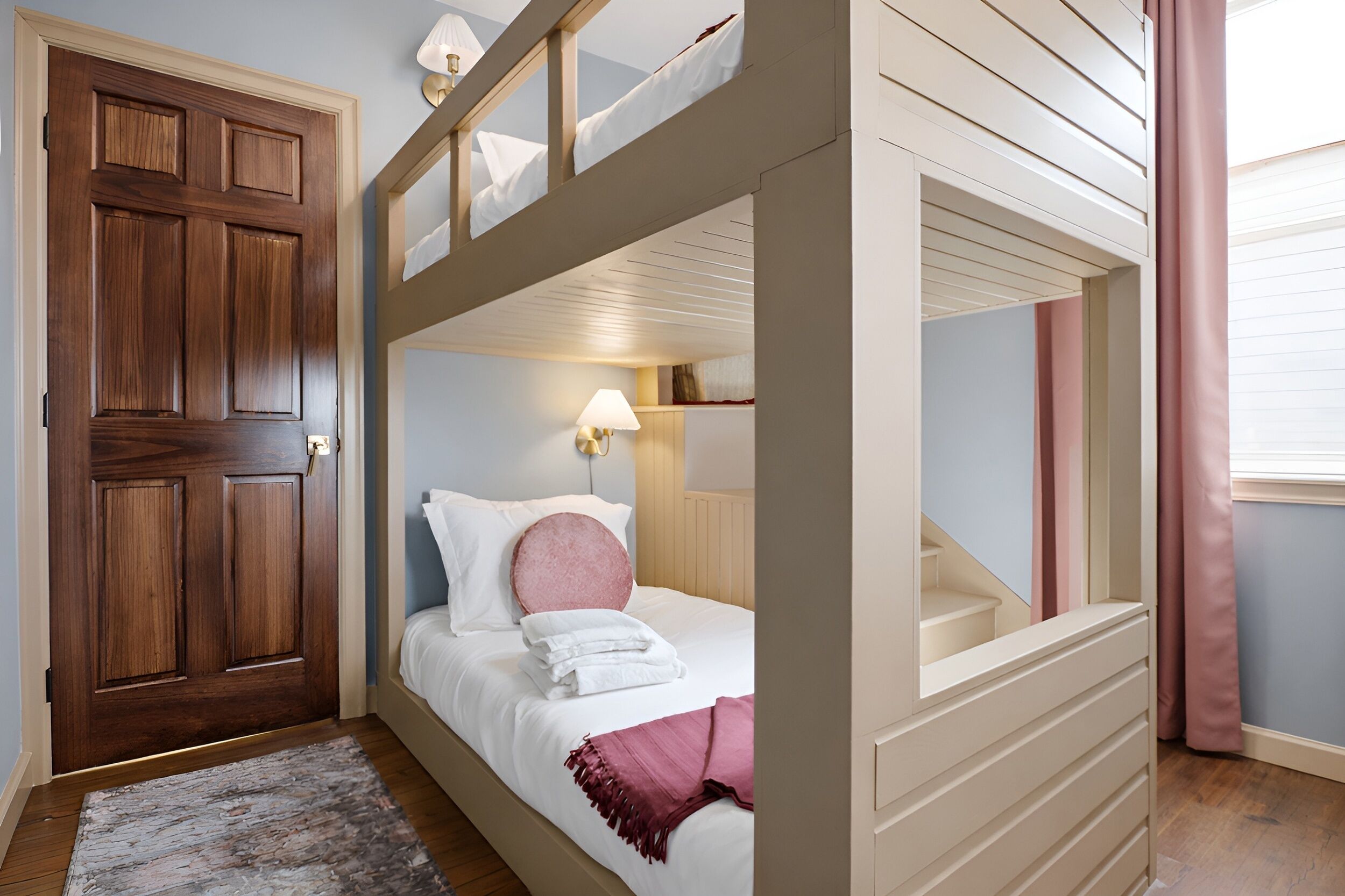 6 bedrooms, desk, free WiFi, bed sheets