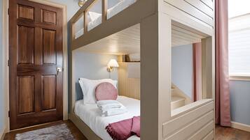 6 bedrooms, desk, free WiFi, bed sheets