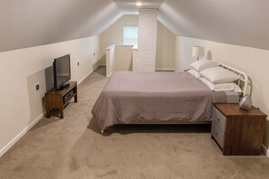 3 bedrooms, iron/ironing board, Internet, bed sheets - Perfect World Cup Basecamp - Minutes from Stadium (Kansas City)