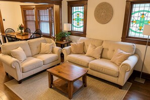 Living area - Perfect World Cup Basecamp - Minutes from Stadium (Kansas City)