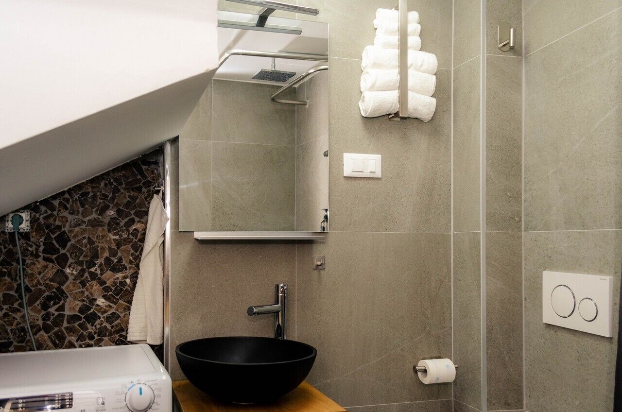 Een douche, een haardroger, handdoeken