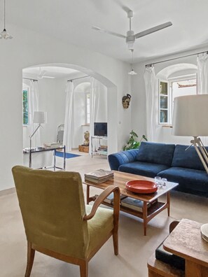 Living area - Cozy 2-bedroom apartment in charming Stari Grad with AC (Stari Grad)