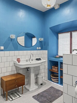 Bathroom - Cozy 2-bedroom apartment in charming Stari Grad with AC (Stari Grad)