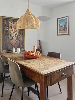 Dining - Cozy 2-bedroom apartment in charming Stari Grad with AC (Stari Grad)