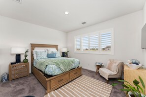 3 bedrooms, desk, WiFi, bed sheets - Welcome  - Modern, North Sacramento Tropical Home (Sacramento)
