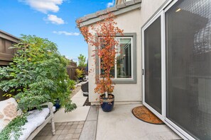 Terrace/patio - Welcome  - Modern, North Sacramento Tropical Home (Sacramento)