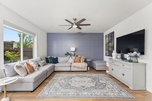 TV, offices - Welcome  - Modern, North Sacramento Tropical Home (Sacramento)