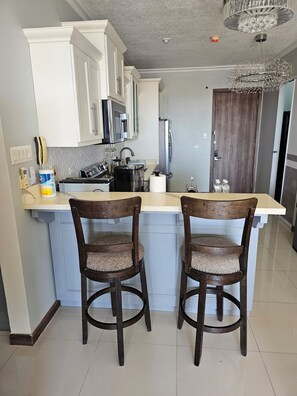 Private kitchen - LUXURY 1 BEDROOM APT  NEW KINGSTON  WITH 24 HRS SECURITY, GYM AND ROOF TOP POOL (Kingston)