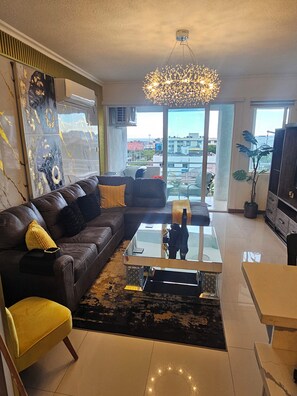 Living area - LUXURY 1 BEDROOM APT  NEW KINGSTON  WITH 24 HRS SECURITY, GYM AND ROOF TOP POOL (Kingston)