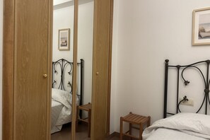 Iron/ironing board, travel cot - Desconectaengalicia Vigo Large Terrace, 50m from the beach (Pontevedra)