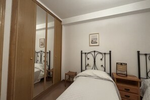 Iron/ironing board, travel cot - Desconectaengalicia Vigo Large Terrace, 50m from the beach (Pontevedra)