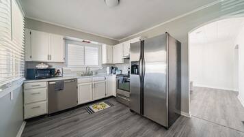 Coffee/tea maker, fridge, microwave, oven