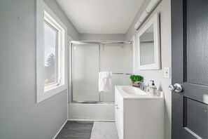 Bathroom - House in Irwin (Irwin)