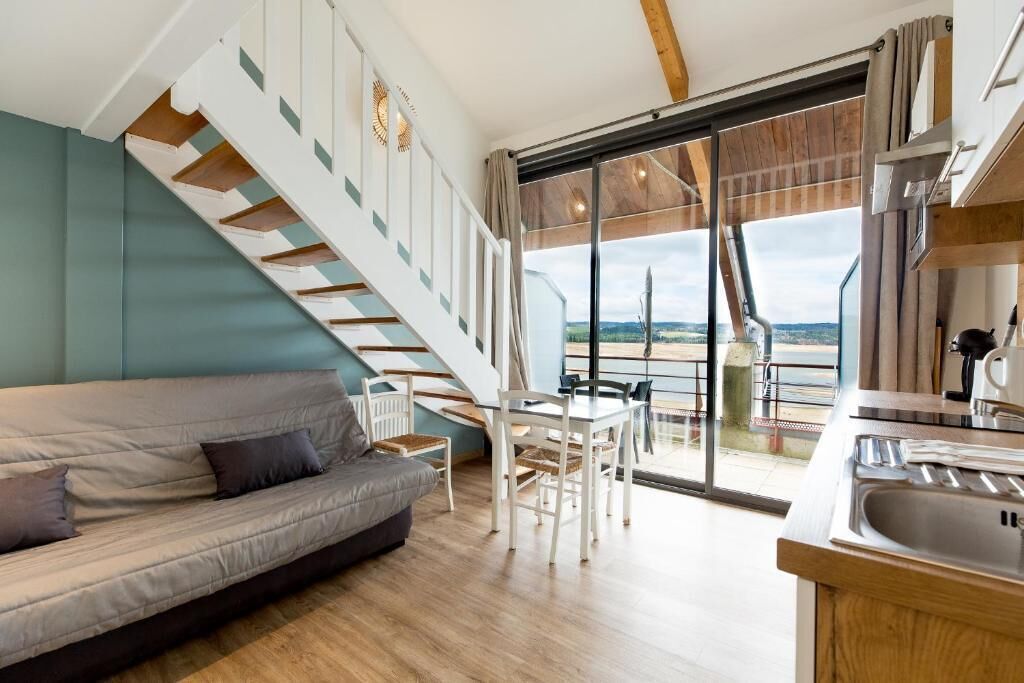 Comfort-studio, useita sänkyjä, parveke, järvinäköala | Oleskelualue