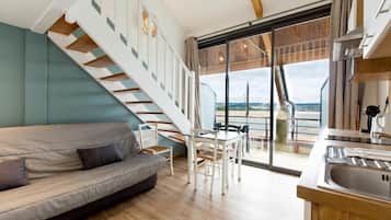 Comfort-studio, useita sänkyjä, parveke, järvinäköala | Oleskelualue