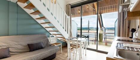 Comfort Studio, Multiple Beds, Balcony, Lake View | Living area