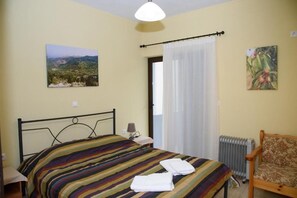 Tabla de planchar con plancha y ropa de cama 