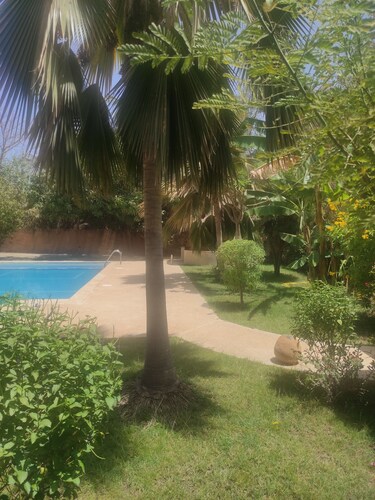 Superbe villa avec piscine privée & jardin arboré à 500m de la plage à Nianing 