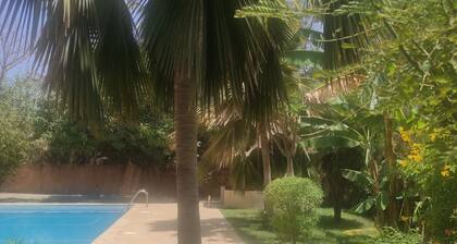 Superbe villa avec piscine privée & jardin arboré à 500m de la plage à Nianing