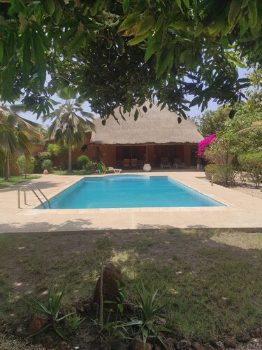 Superbe villa avec piscine privée & jardin arboré à 500m de la plage à Nianing 