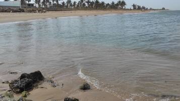 Chaises longues, serviettes de plage