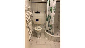 Bathroom - Vrbo Property (Neuss)