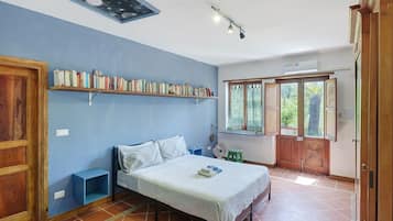 1 slaapkamer, een strijkplank/strijkijzer, wifi, beddengoed