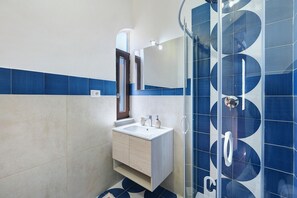 Douche, sèche-cheveux, serviettes fournies