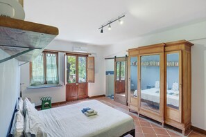 1 dormitorio, tabla de planchar con plancha, wifi y ropa de cama