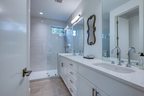 Secadora de cabello, toallas, jabón, papel de baño 