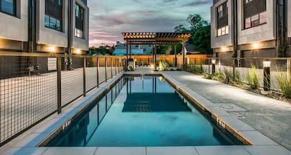 Pearl District Oasis: Rooftop Terrace & Panoramic City Views