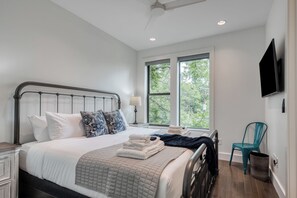 3 bedrooms, iron/ironing board, WiFi, bed sheets - Pearl District Oasis: Rooftop Terrace & Panoramic City Views (San Antonio)