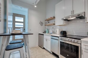 Microwave, oven, stovetop, dishwasher - Pearl District Oasis: Rooftop Terrace & Panoramic City Views (San Antonio)