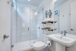 Hair dryer, towels, soap, toilet paper - Pearl District Oasis: Rooftop Terrace & Panoramic City Views (San Antonio)