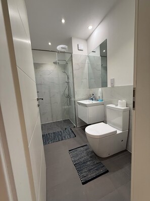 Shower, free toiletries, towels, soap - Primary Executive Studio At The Lennox (Accra)