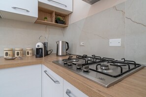 Refrigerador, horno, parrilla de estufa y cafetera y tetera 