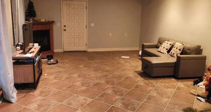 Cozy Room in Union City with Pool