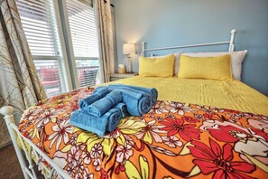 3 bedrooms, iron/ironing board, free WiFi, bed sheets - Blue Pearl Walk to Beach Sleeps 9 New Golf Cart Option (Bolivar Peninsula)