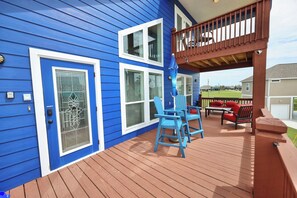 Outdoor dining - Blue Pearl Walk to Beach Sleeps 9 New Golf Cart Option (Bolivar Peninsula)